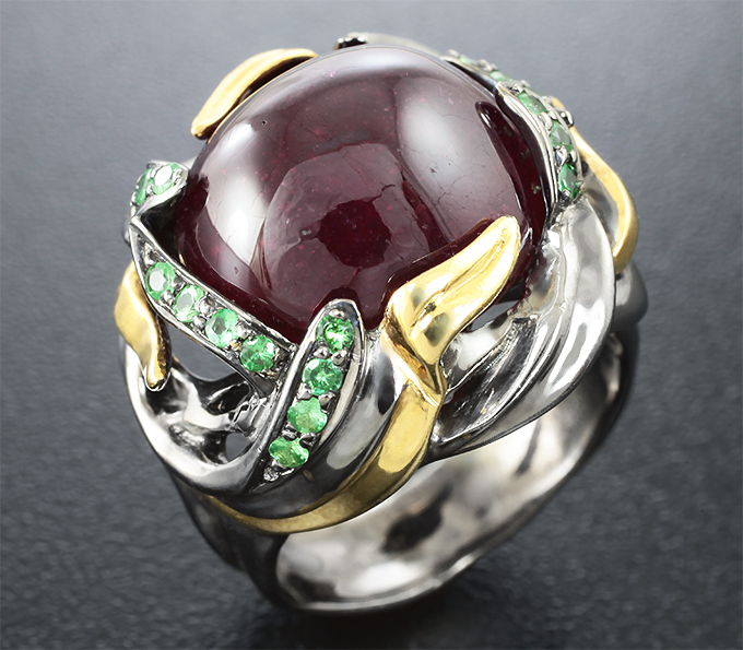 Серебряное кольцо с крупным рубином и цаворитами