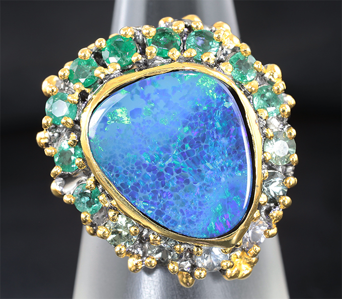 Серебряное кольцо с австралийским дублет опалом, изумрудами и сапфирами