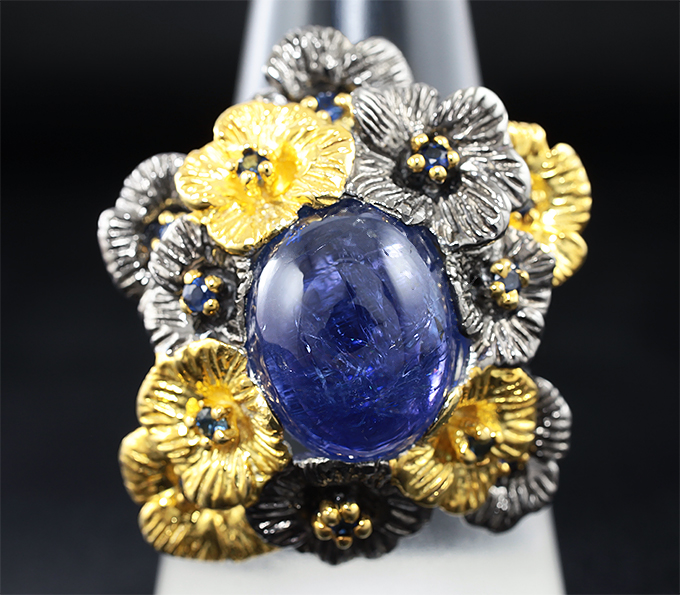 Серебряное кольцо с танзанитом и синими сапфирами