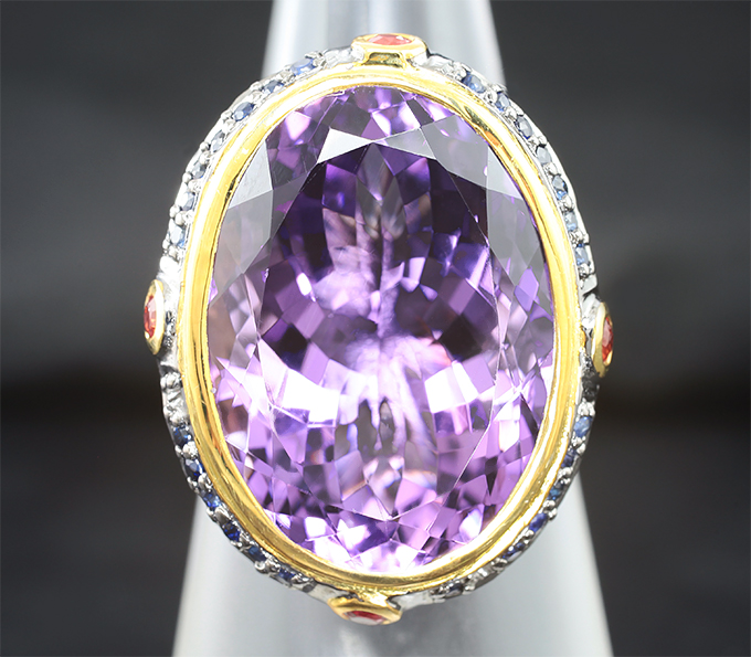 Серебряное кольцо с крупным аметистом, синими и оранжевыми сапфирами