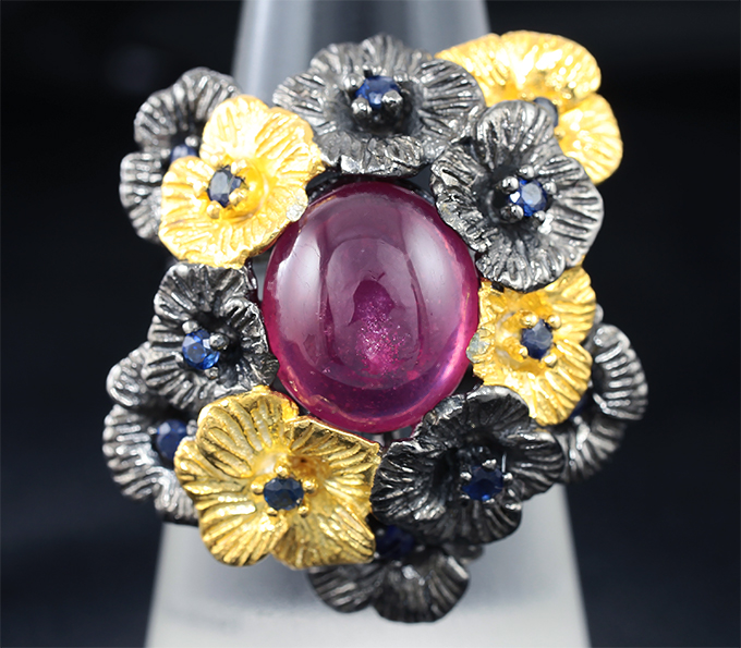 Серебряное кольцо с рубином и синими сапфирами