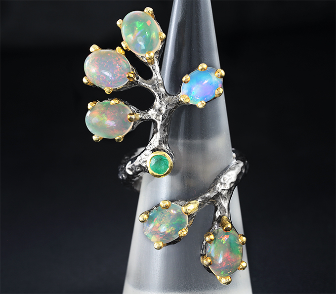 Серебряное кольцо с изумрудом и эфиопскими опалами