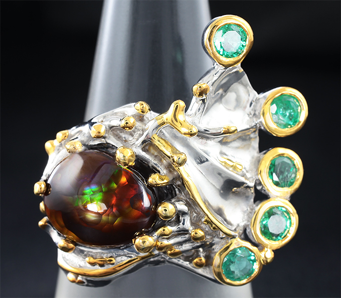 Серебряное кольцо с мексиканским огненным агатом и изумрудами