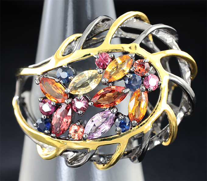 Серебряное кольцо с разноцветными сапфирами