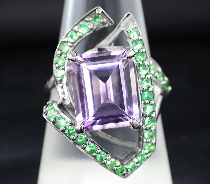 Серебряное кольцо с аметистом и цаворитами