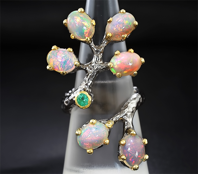 Серебряное кольцо с изумрудом и эфиопскими опалами