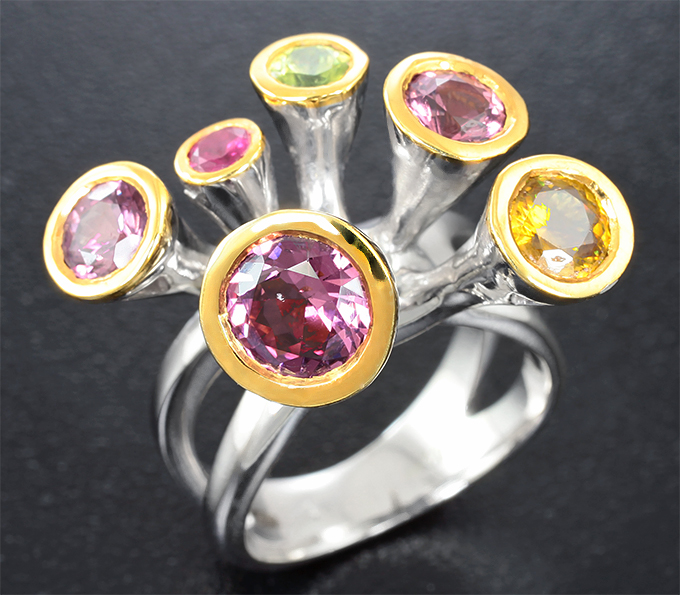 Серебряное кольцо с разноцветными сфенами и турмалинами