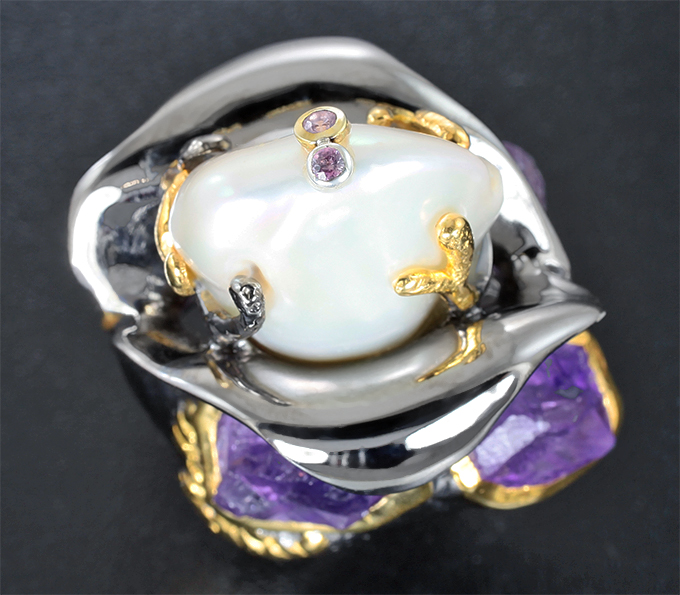 Серебряное кольцо c жемчужиной барокко и аметистами