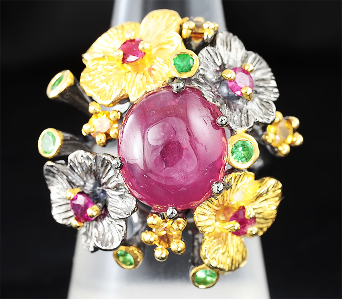 Серебряное кольцо c рубинами, желтыми сапфирами и цаворитами