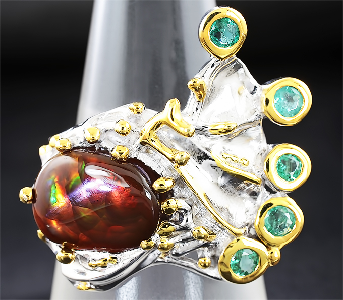 Серебряное кольцо с мексиканским огненным агатом и изумрудами