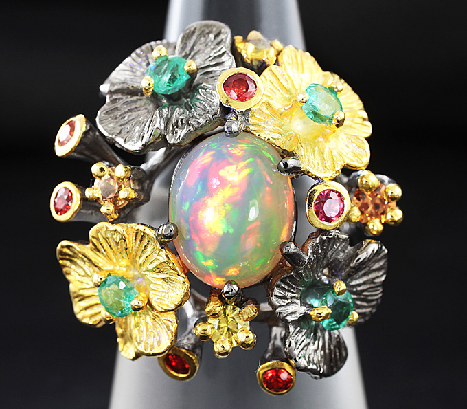 Серебряное кольцо с эфиопским опалом, изумрудами и сапфирами