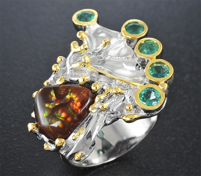 Серебряное кольцо с мексиканским огненным агатом и изумрудами