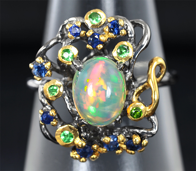 Серебряное кольцо с эфипоским опалом, цаворитами и синими сапфирами