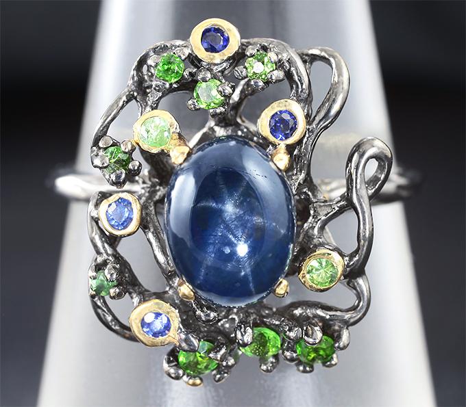 Серебряное кольцо со звездчатым сапфиром и цаворитами