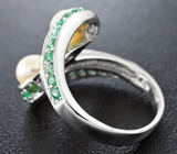 Элегантное серебряное кольцо с кремовым жемчугом и изумрудами Серебро 925