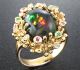 Золотое кольцо с кристаллическим черным опалом, рубинами, цаворитами и бриллиантами Золото