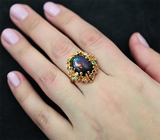 Золотое кольцо с кристаллическим черным опалом, рубинами, цаворитами и бриллиантами Золото