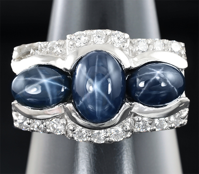 Стильное серебряное кольцо со звездчатыми сапфирами