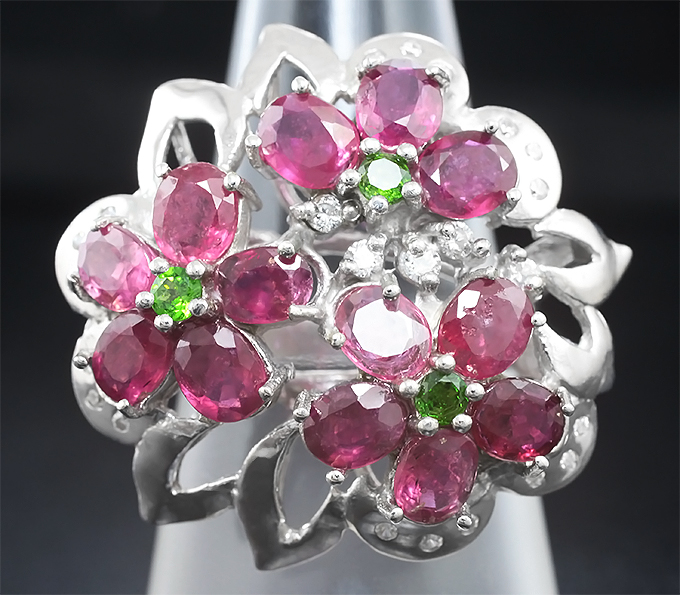Эффектное серебряное кольцо с рубинами и диопсидами