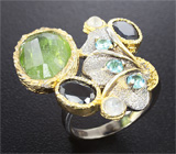 Серебряное кольцо с перидотом, синими сапфирами, голубыми топазами и лунным камнем Серебро 925