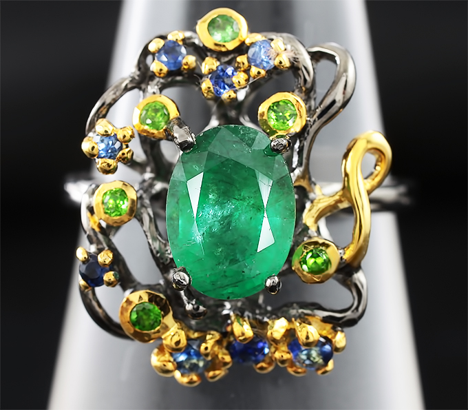 Серебряное кольцо с изумрудом, синими сапфирами и цаворитами