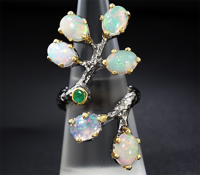 Серебряное кольцо с изумрудом и эфиопскими опалами