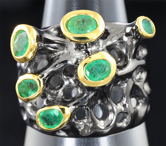 Серебряное кольцо с изумрудами