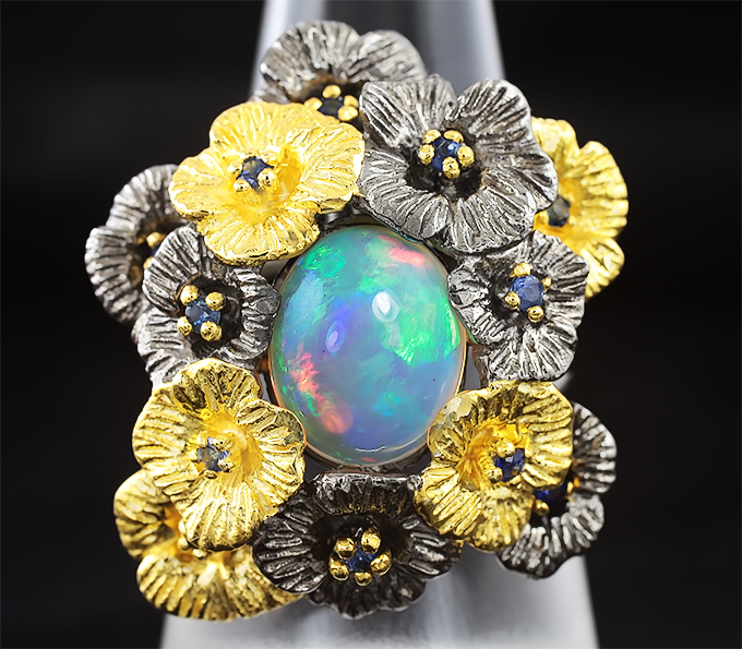 Серебряное кольцо с эфиопским опалом и синими сапфирами