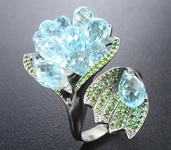 Серебряное кольцо с бриолетами топазов и цаворитами