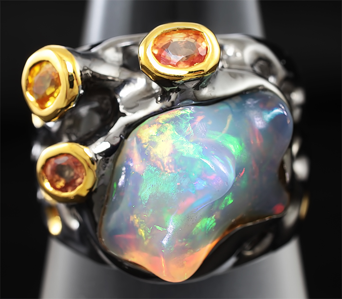 Серебряное кольцо с эфиопским опалом и сапфирами