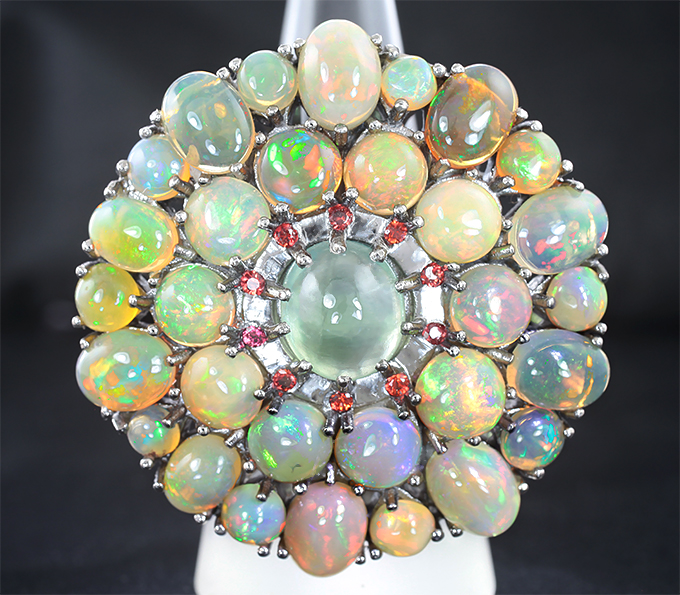 Серебряное кольцо с пренитом, сапфирами и эфиопскими опалами