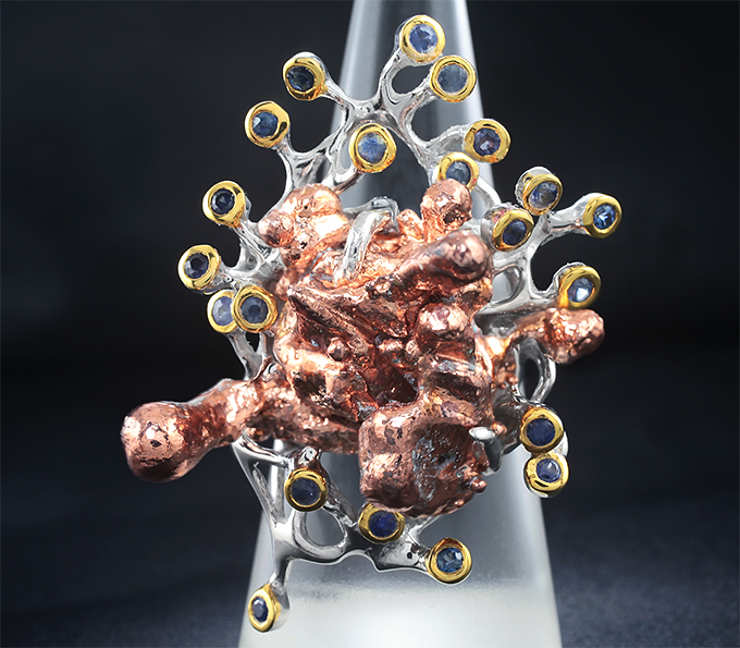 Серебряное кольцо с самородной медью и синими сапфирами