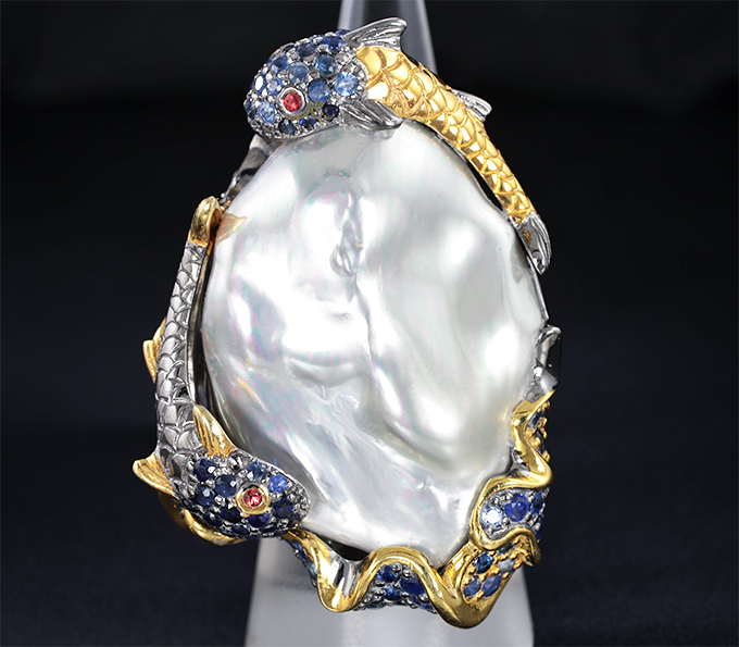 Серебряное кольцо с жемчужиной барокко, синими сапфирами и рубинами