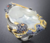 Серебряное кольцо с жемчужиной барокко, синими сапфирами и рубинами Серебро 925