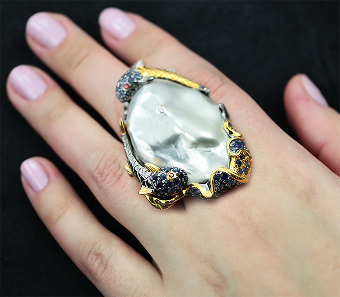 Серебряное кольцо с жемчужиной барокко, синими сапфирами и рубинами Серебро 925