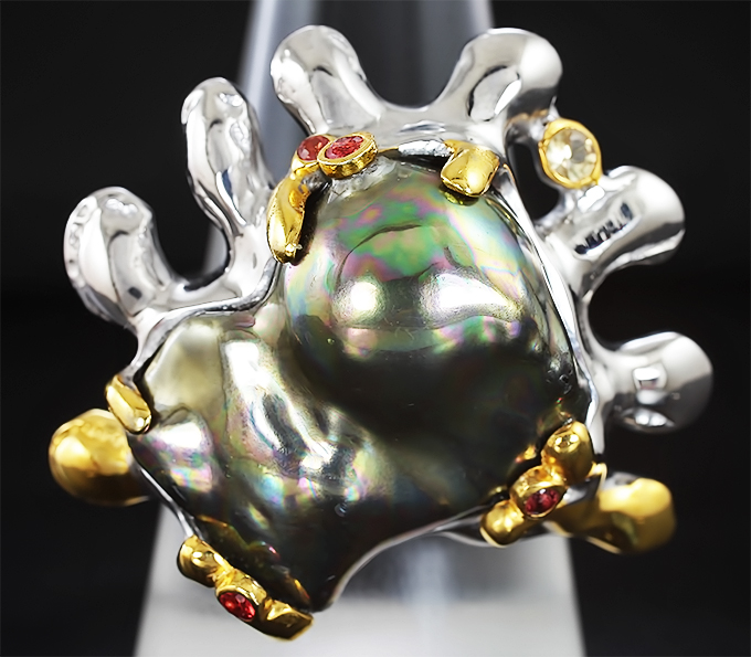 Серебряное кольцо с цветной жемчужиной барокко, рубинами и сапфирами