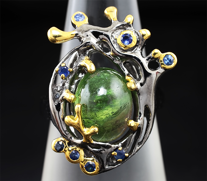 Серебряное кольцо с зеленым турмалином и синими сапфирами