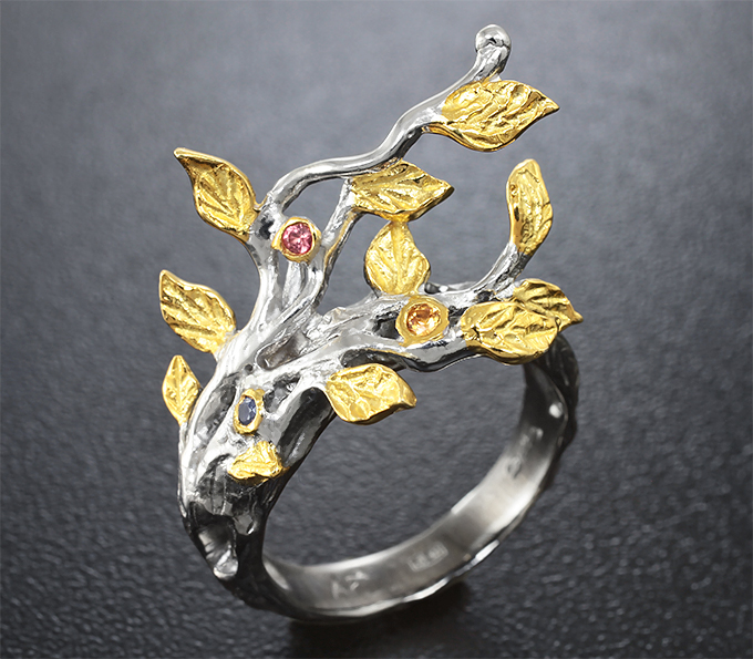 Серебряное кольцо с разноцветными сапфирами