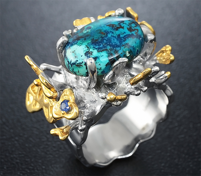 Серебряное кольцо с хризоколлой и синими сапфирами