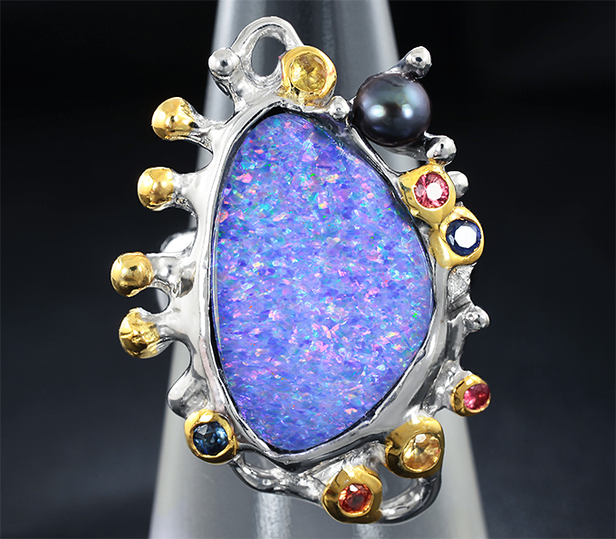 Серебряное кольцо с австралийским дублет опалом, жемчужиной, рубинами и сапфирами
