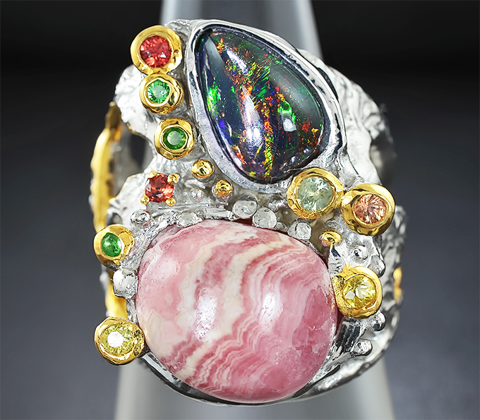 Серебряное кольцо с родохрозитом, кристаллическим черным опалом, сапфирами и цаворитами