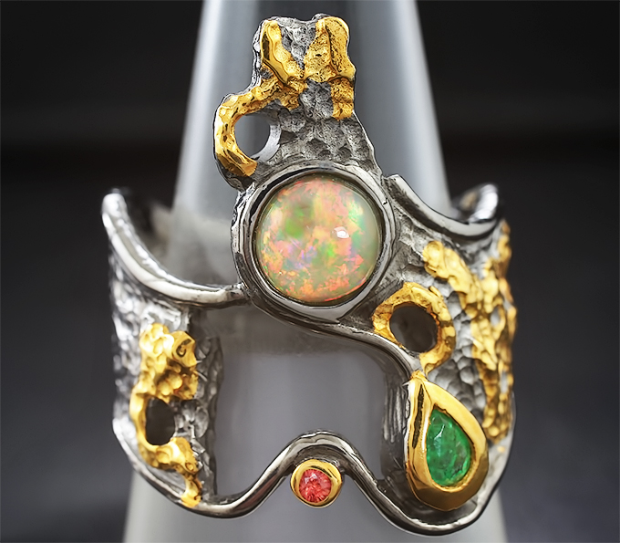 Серебряное кольцо с эфиопским опалом, изумрудом и оранжевым сапфиром