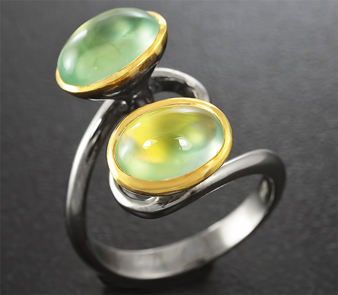 Серебряное кольцо с пренитом