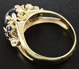 Золотое кольцо со звездчатым и синими сапфирами Золото