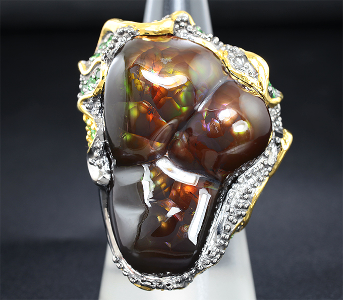 Серебряное кольцо с крупным мексиканским огненным агатом и цаворитами