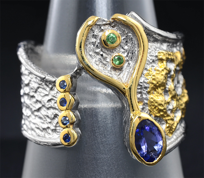 Серебряное кольцо с танзанитом, синими сапфирами и цаворитами гранатами