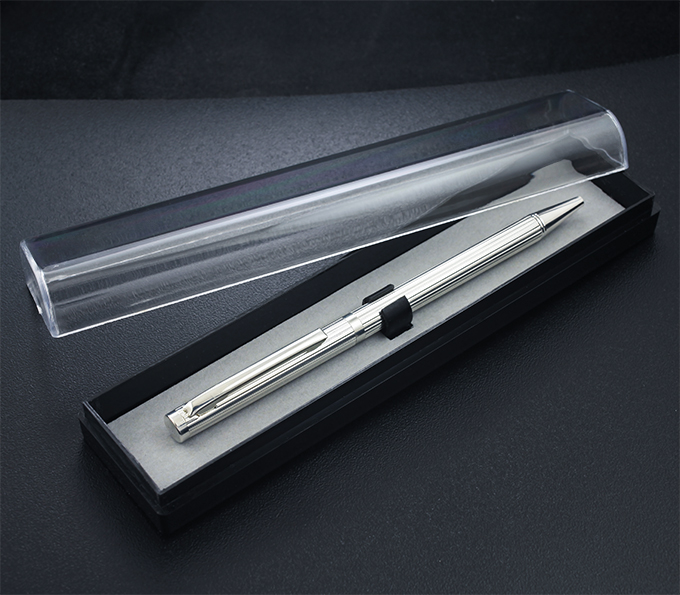 Серебряная шариковая ручка