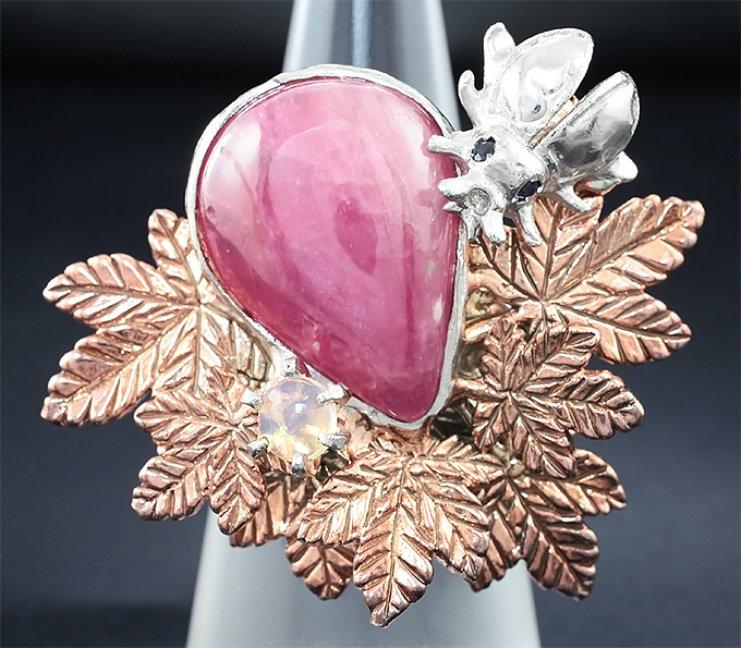 Серебряное кольцо с рубином, эфиопским опалом и черными шпинелями