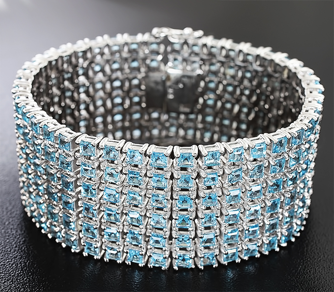 Массивный широкий серебряный браслет с голубыми топазами купить в интернетмагазине Серебряные линии по доступной цене
