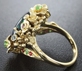 Золотое кольцо с кристаллическим черным опалом 5,75 карат, рубинами, сапфирами, цаворитами и бриллиантам Золото